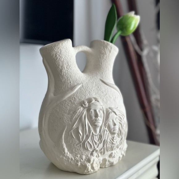 Native American Cuple White ceramic Vase - Picture 5 of 10